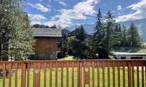 Property grounds - Apartment Close to the Slopes, Large Terrace With Beautiful View, South-facing (Les Allues)
