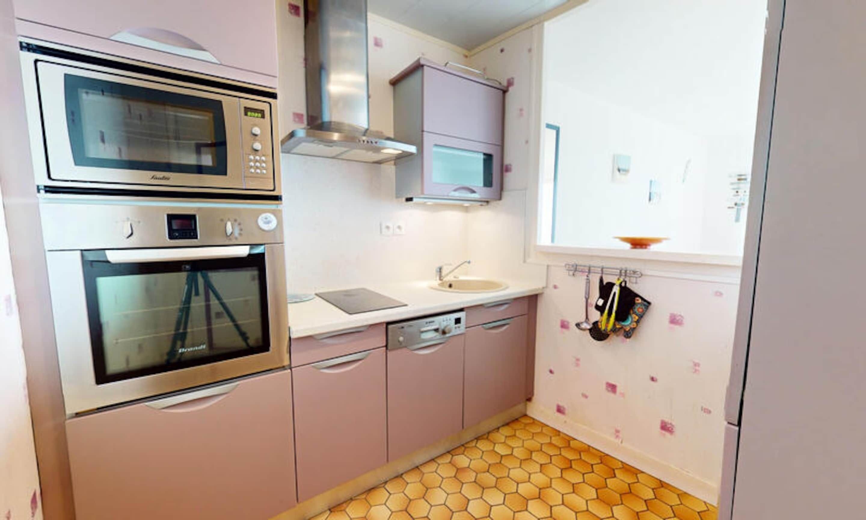 Fridge, microwave, oven, coffee/tea maker