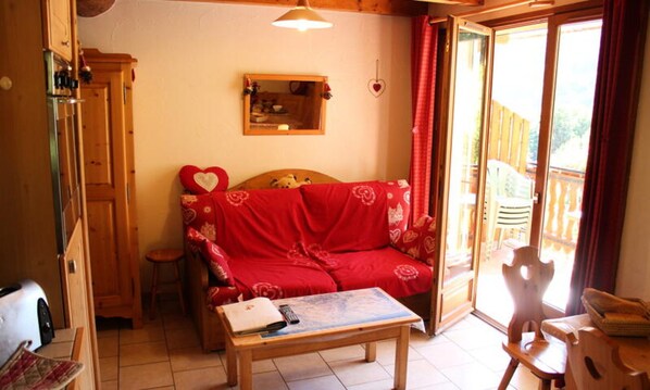 Living area - Apartment in Les Clots Near Ski Lift (Valloire)