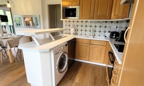 Fridge, microwave, oven, dishwasher - Ski-in/ski-out Apartment, Fully Renovated (Les Gets)