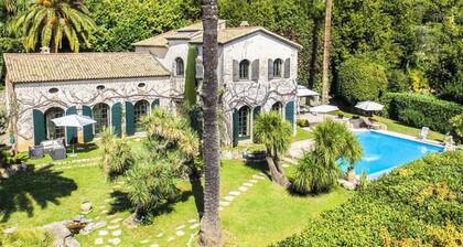 Houses & Villas for 9 People