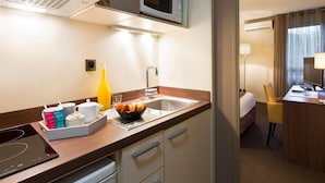 Private kitchen - Apartment With View of Swimming Pool (Ferney-Voltaire)
