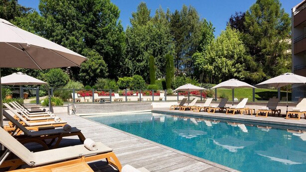 Outdoor pool, a heated pool - Apartment With View of Swimming Pool (Ferney-Voltaire)