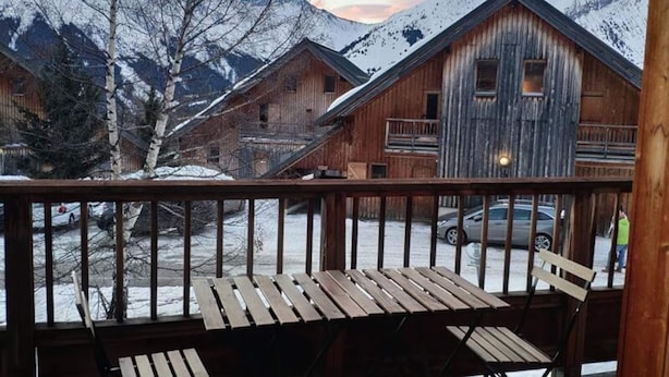 Outdoor dining - Apartment in a Wooden Chalet Near the Slopes and ski School (Saint-Jean-d'Arves)