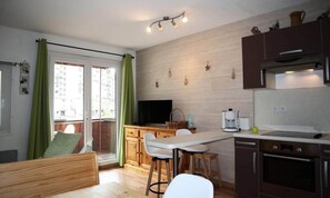Fridge, microwave, oven, cookware/dishes/utensils - Apartment in Vars With Ski-in/ski-out Access (Les Orres)