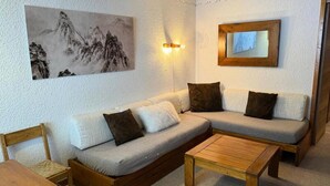 Living area - Apartment in Meribel Near Ski Slopes (Les Allues)