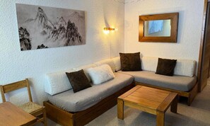 Living area - Apartment in Meribel Near Ski Slopes (Les Allues)
