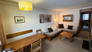 Living area - Apartment in Meribel Near Ski Slopes (Les Allues)