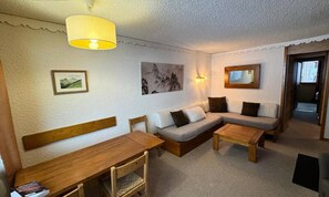 Living area - Apartment in Meribel Near Ski Slopes (Les Allues)