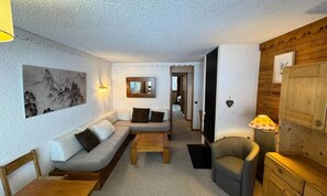 Living area - Apartment in Meribel Near Ski Slopes (Les Allues)