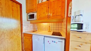Coffee/tea maker, microwave, oven, dishwasher - Apartment in Aravis Near Carrets Ski Lift (Hauteluce)