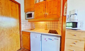 Microwave, oven, dishwasher, coffee/tea maker - Apartment in Aravis Near Carrets Ski Lift (Hauteluce)