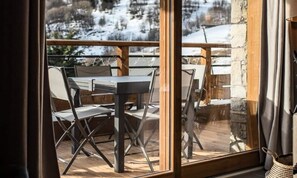 Dining - Luxury Apartment With South-facing Terrace - Sleeps 6 (Saint-Sorlin-d'Arves)