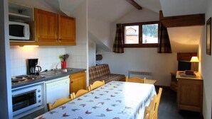 Coffee/tea maker, fridge, microwave, oven - 3 Rooms for 8 People (Modane)