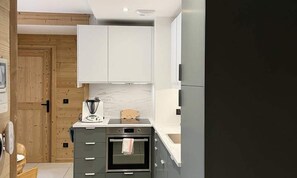 Fridge, oven, cookware/dishes/utensils - Luxury Apartment for 8 People in the Heart of the Village (Saint-Sorlin-d'Arves)