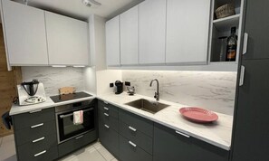 Fridge, oven, cookware/dishes/utensils - Luxury Apartment for 8 People in the Heart of the Village (Saint-Sorlin-d'Arves)