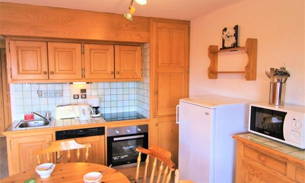 Fridge, microwave, oven, dishwasher - Apartment in Les Saisies With Mountain Views (Hauteluce)