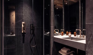 Bañera, secador de pelo, toallas