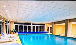 Kolam renang indoor dan kolam renang outdoor