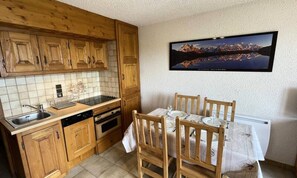 Fridge, microwave, oven, dishwasher - Apartment in Haut Lieux Near Ski Slope (Hauteluce)