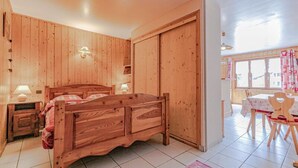 Room - Beautiful, Quiet Apartment (Aussois)
