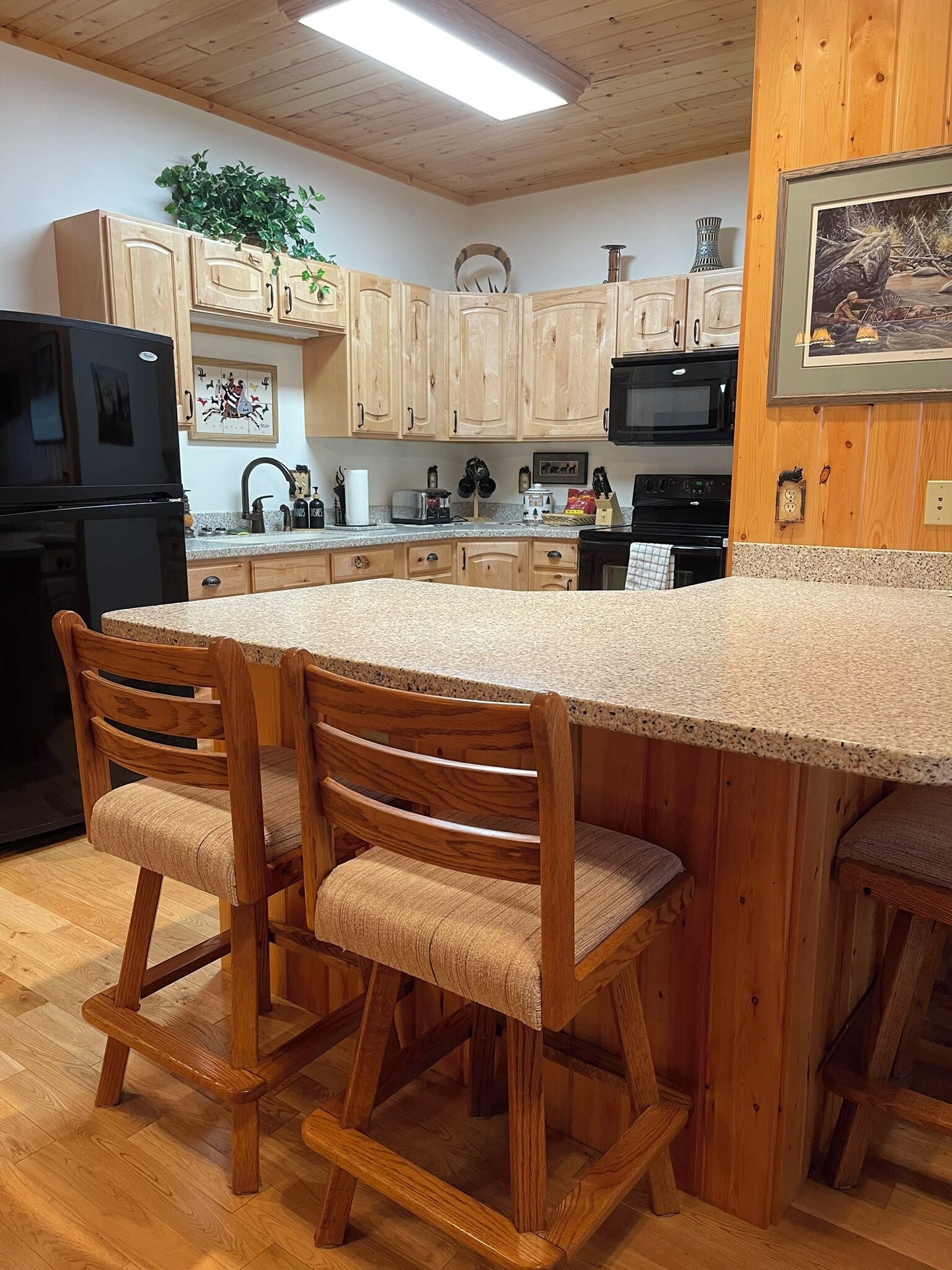 Kühlschrank, Mikrowelle, Ofen, Wasserkocher mit Kaffee-/Teezubehör