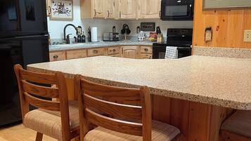 Frigorífico, microondas, horno y cafetera o tetera