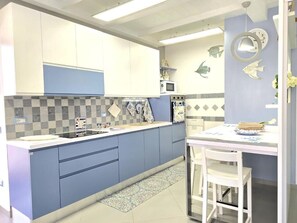City Duplex, Partial Sea View | Private kitchen - Starview (Vico Equense)
