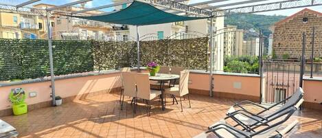 Appartement Duplex Ville, vue partielle sur la mer | Terrasse/Patio