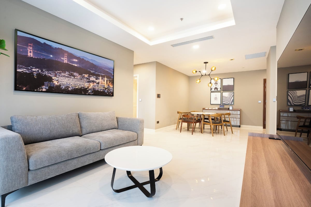 Full-size fridge, microwave, oven, stovetop