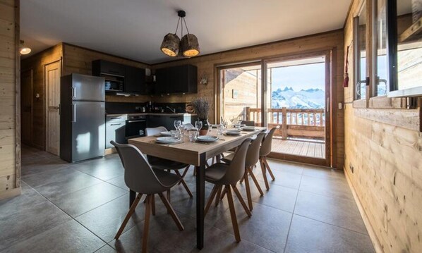 Fridge, microwave, oven, coffee/tea maker