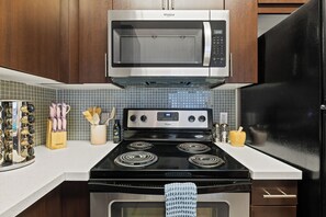 Refrigerador, microondas, horno y parrilla de estufa 