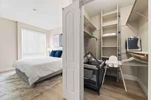 2 slaapkamers, een strijkplank/strijkijzer, reisbedje, gratis wifi