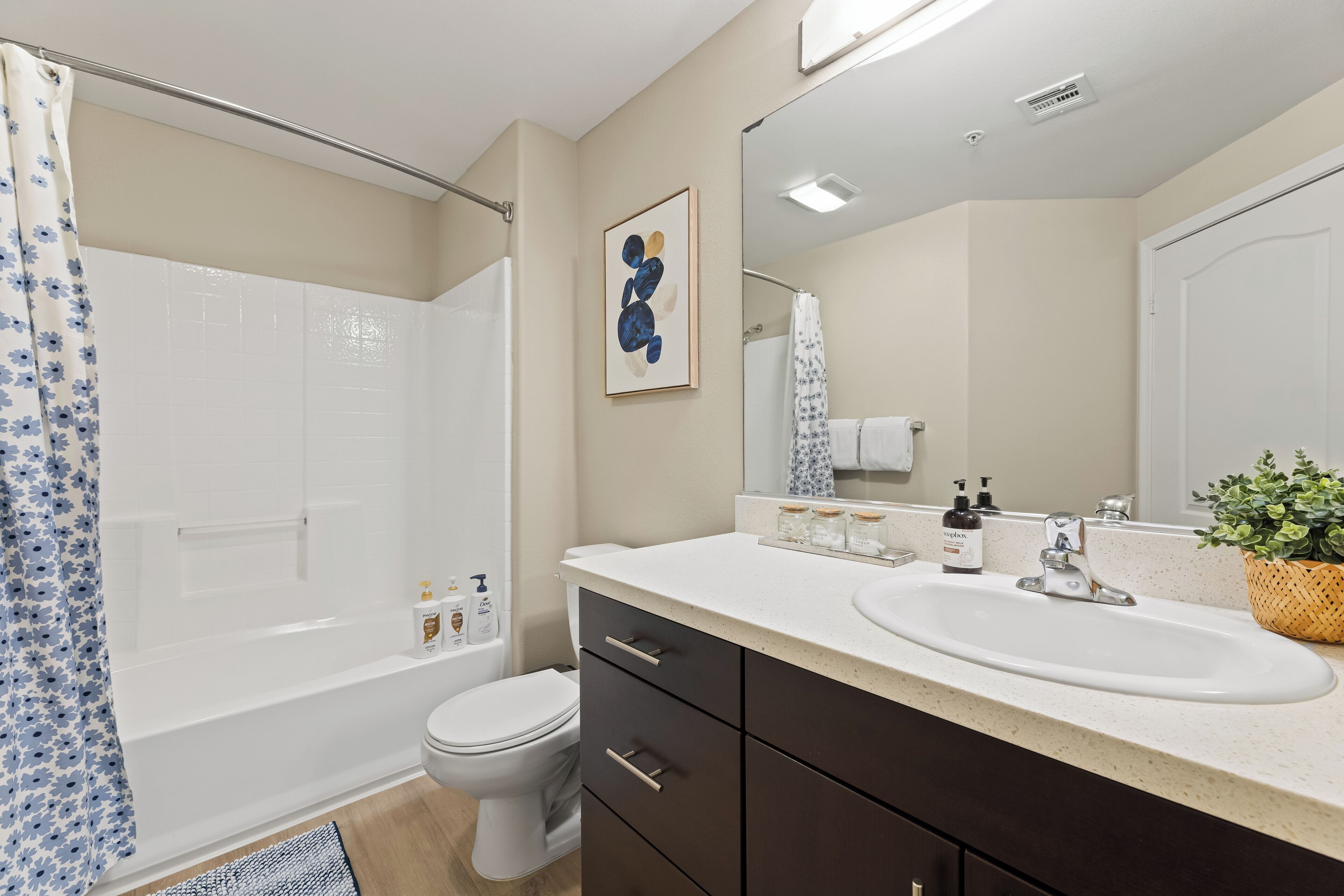 Een moderne badkamer met bad, toilet en wastafel.
