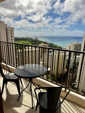 Outdoor dining - 37FL-Upgrade 1BR-Ocean View Full Kitchen w/Parking (Honolulu)