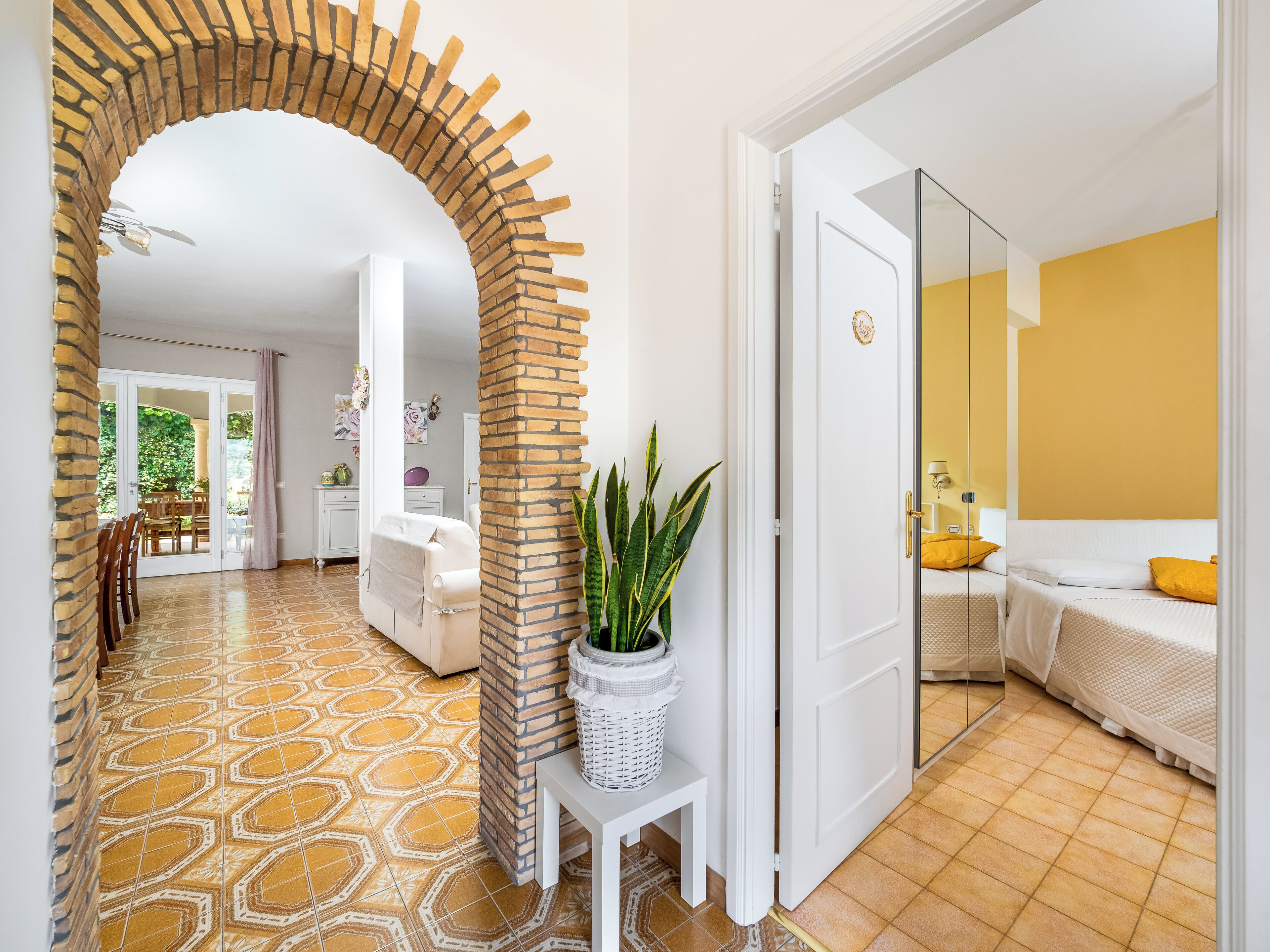 Villa Romantica, vista montagna | Copriletto in piuma, una scrivania, postazione laptop, tende oscuranti