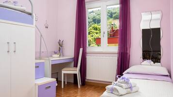 Romantische Villa, Bergblick | Daunenbettdecken, Schreibtisch, laptopgeeigneter Arbeitsplatz