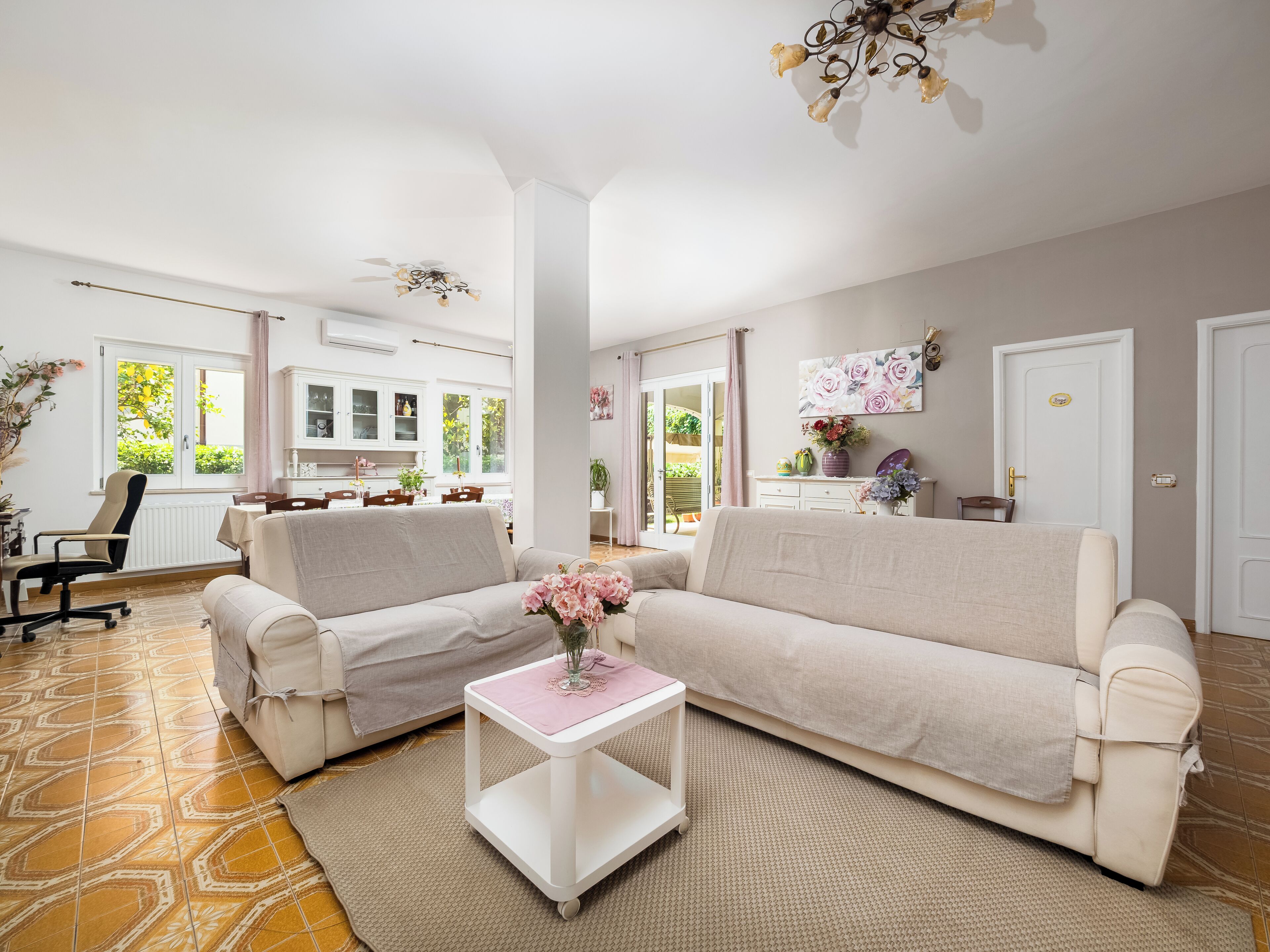 Villa Romantica, vista montagna | Area soggiorno | TV a schermo piatto 36 pollici con canali digitali