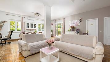 Vila Romantis, pemandangan gunung | Area keluarga | Televisi layar datar 36-inci dengan saluran TV digital