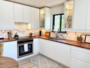 Frigorífico, horno, placa de cocina y lavavajillas