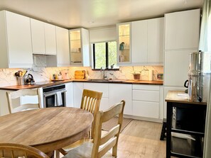 Frigorífico, horno, placa de cocina y lavavajillas