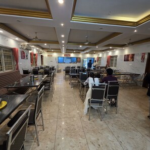 Restaurant - Hotel Raja Grand (Tiruvannamalai)