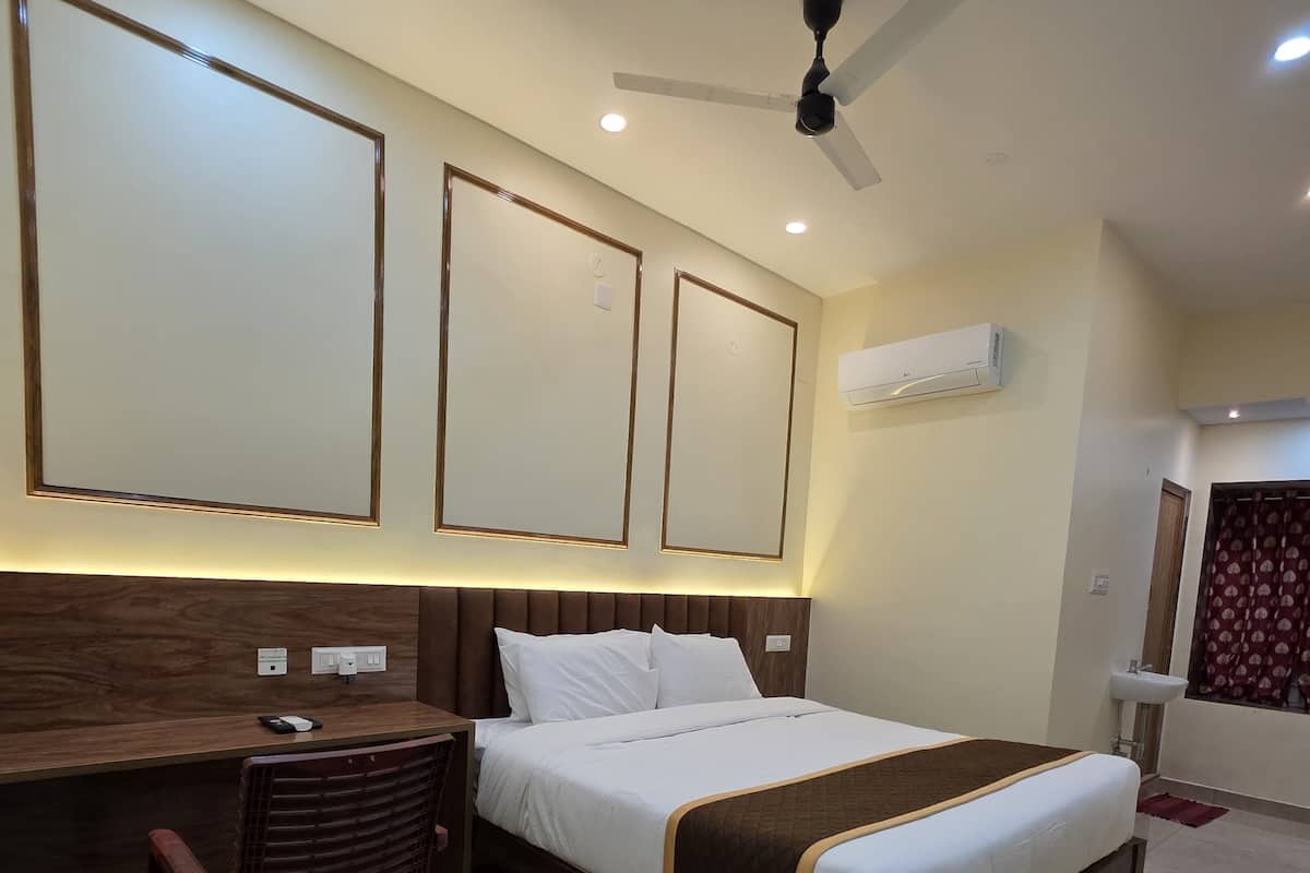 Deluxe-Doppel- oder -Zweibettzimmer, 1 King-Bett | Schreibtisch, laptopgeeigneter Arbeitsplatz, Zustellbetten