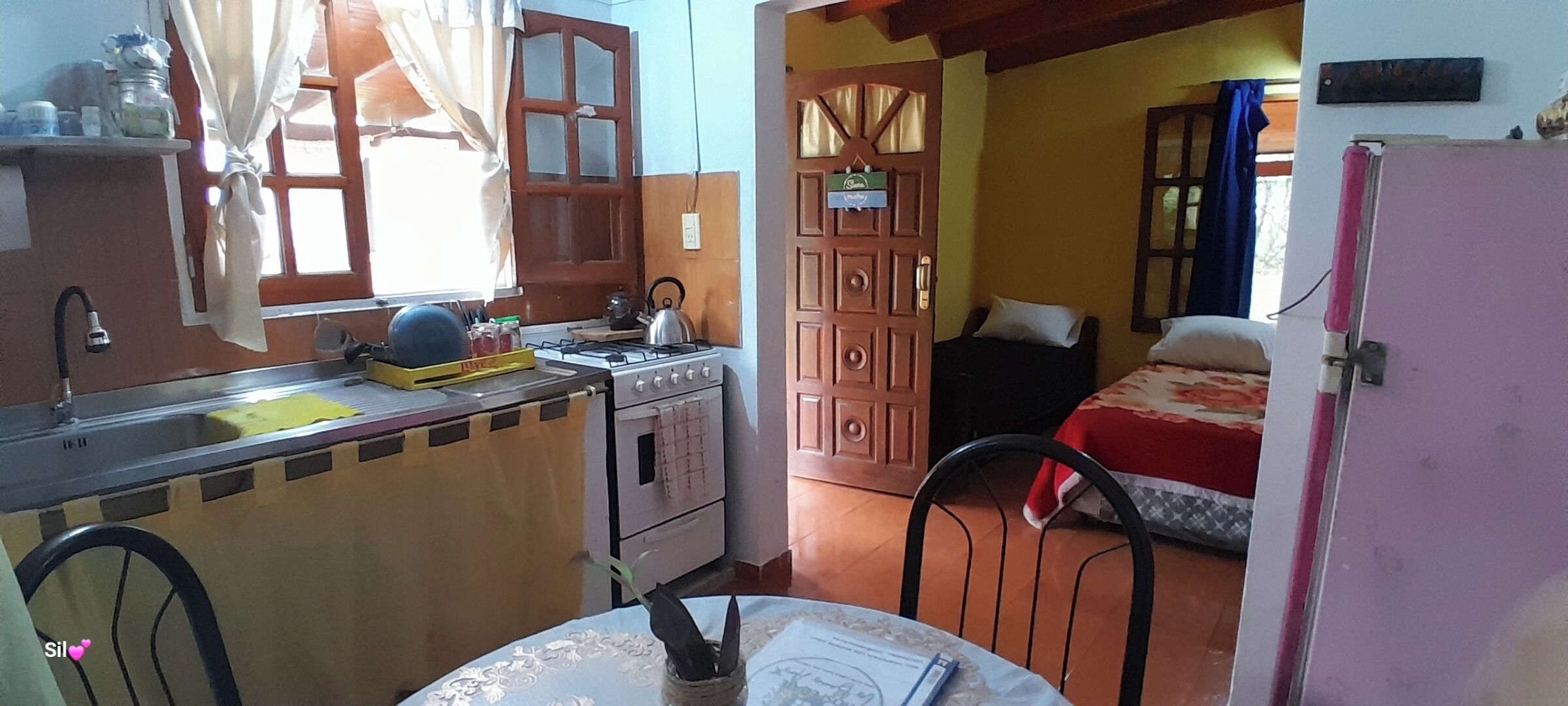 2 室のベッドルーム、WiFi (無料)、ベッドシーツ