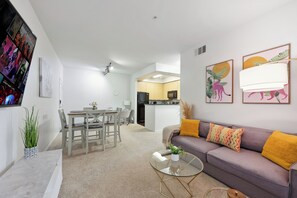 Smart TV - Charming 2-bedroom in marvelous Marina del Rey with gym, pool! Free parking! (Marina del Rey)