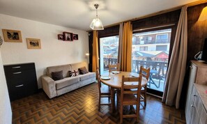 Living area - Bright and Well-appointed Apartment, Right in the Center (Les Gets)