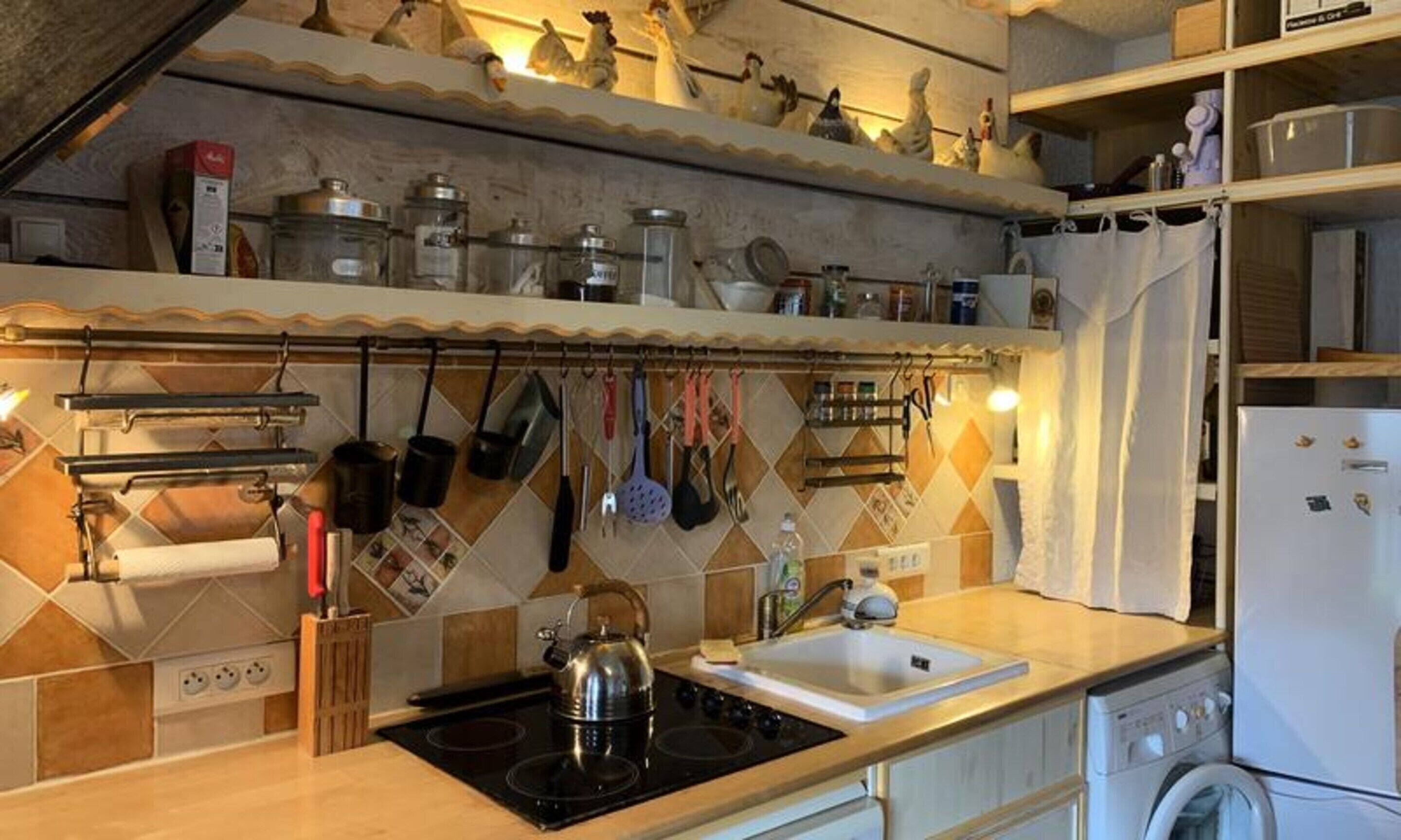 Microwave, cookware/dishes/utensils