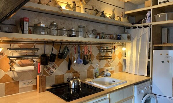 Microwave, cookware/dishes/utensils