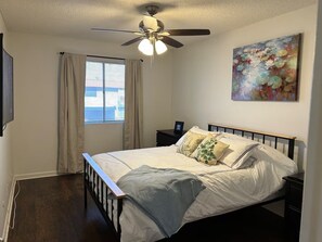 2 bedrooms, iron/ironing board, free WiFi, bed sheets - Desert Hideaway near Papago Mountains & Tempe Golf Trails (Phoenix)