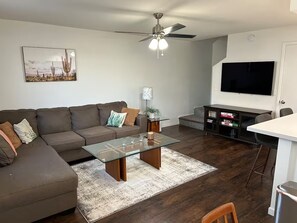 Smart TV, DVD player, books - Desert Hideaway near Papago Mountains & Tempe Golf Trails (Phoenix)